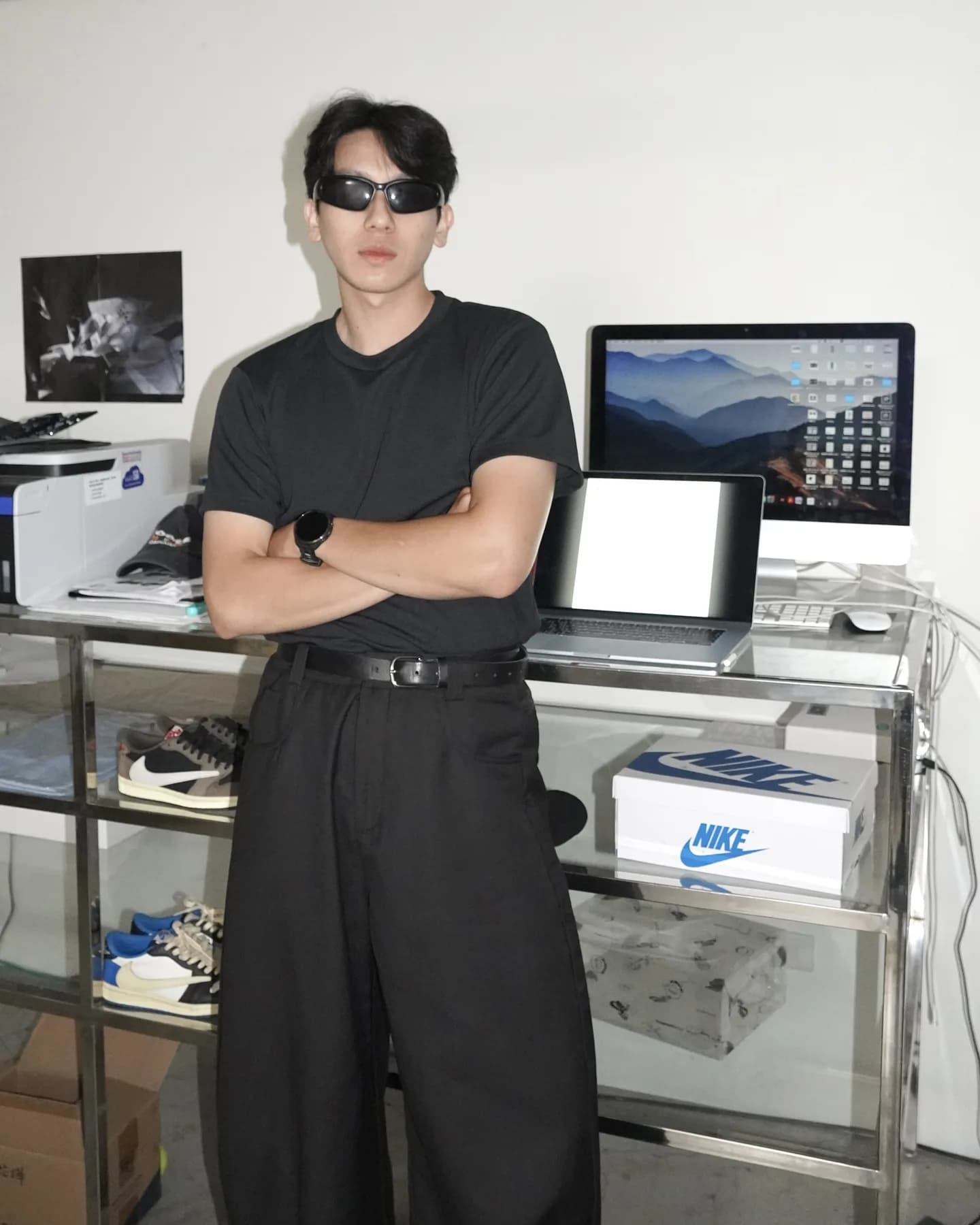 模特穿著黑色基礎素 T 的正面全身照