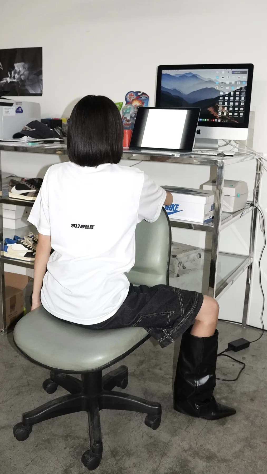 模特坐著穿著白色基礎素 T 的背面全身照
